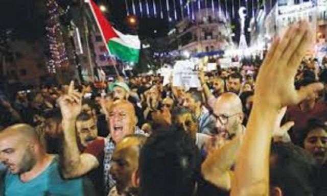 آلاف الفلسطينيين يتظاهرون ضد ”صفقة القرن”