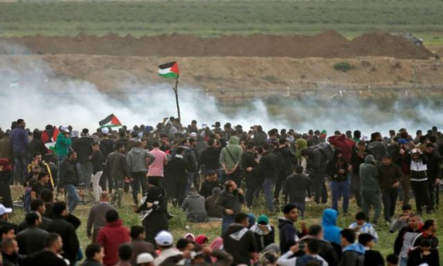 القوات الإسرائيلية تقتل متظاهرين خلال مشاركتهم في المظاهرات السلمية