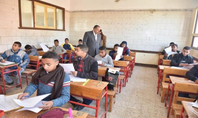 59 ألف طالب وطالبة يؤدون امتحانات الشهادة الاعدادية بأسيوط والسكرتير المساعد يتفقد اللجان