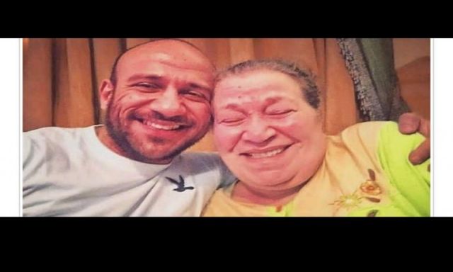 أحمد مكي ينشر صورة برفقة والدته ويعلق: شكرا يا ماما