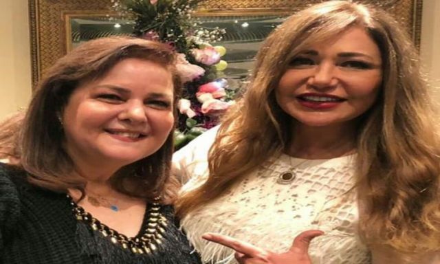 بالصورة.. ليلي علوي تحتفل مع دلال عبد العزيز بعيد ميلادها