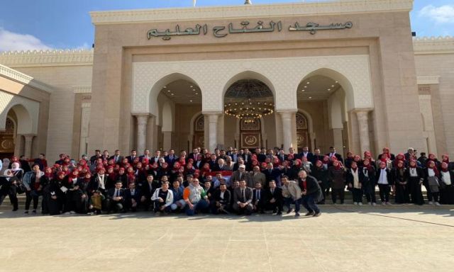 بالصور .. الخشت يؤدي صلاة الجمعة مع طلاب جامعة القاهرة بمسجد الفتاح العليم