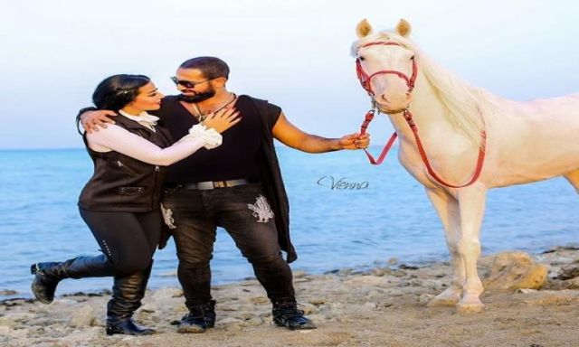 ”أنا والحب”.. جلسة تصوير رومانسية لأحمد سعد وزوجته سمية الخشاب