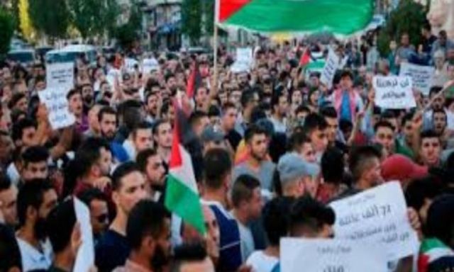 آلاف المعلمين في قطاع غزة يمتنعون عن العمل احتجاجا على قطع رواتبهم