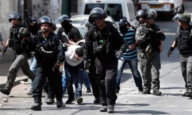 قوات الاحتلال تداهم عدة منازل بمدينة الخليل وتصيب عشرات الطلاب بحالات اختناق