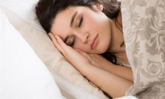 دراسة: عدم النوم لساعات كافية يضعف المناعة