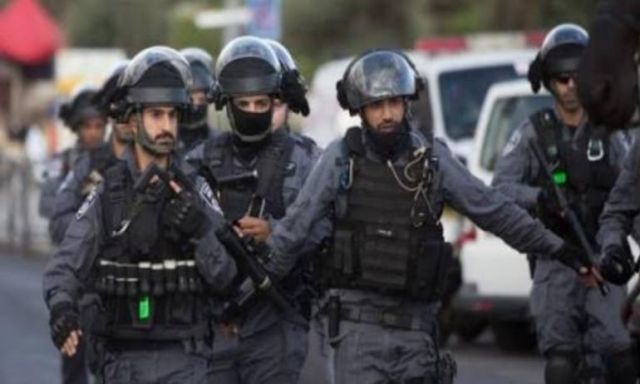 الشرطة الإسرائيلية تغلق بوابات المسجد الأقصى وتعتدي على المصلين
