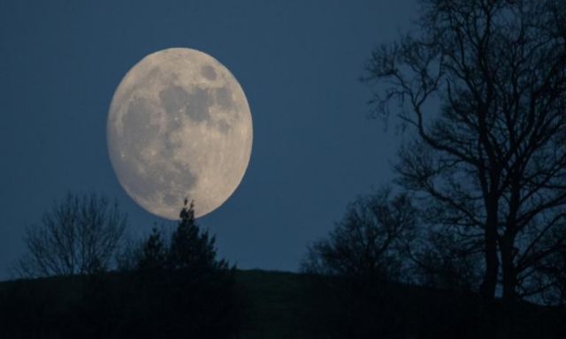” القمر الثلجى” .. تعرف على قصة أكبر قمر يبعد عن الأرض