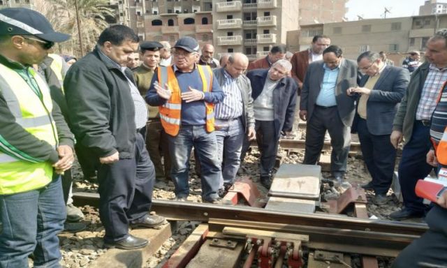 رئيس هيئة السكة الحديد بتفقد مواقع العمل بمشروعات التطوير وكهربة الإشارات على خط القاهرة اسوان