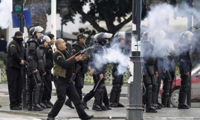 الشرطة الجزائرية تطلق الغاز المسيل للدموع لتفريق محتجين ضد ترشح بوتفليقة