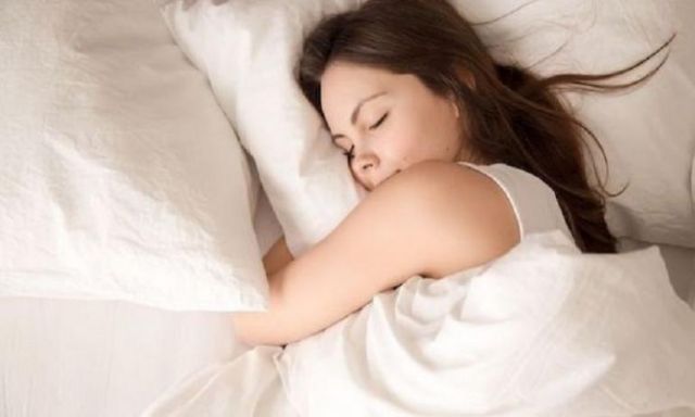 دراسة: النوم علي جانب واحد يحرمك من الراحة والنشاط صباحا