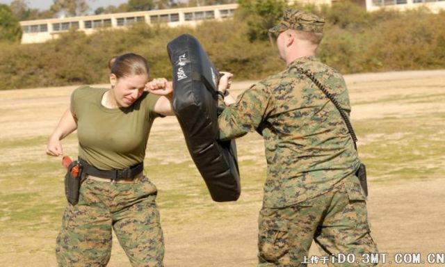 قاضي يطالب بالتجنيد الإجباري للنساء في الجيش الأمريكي