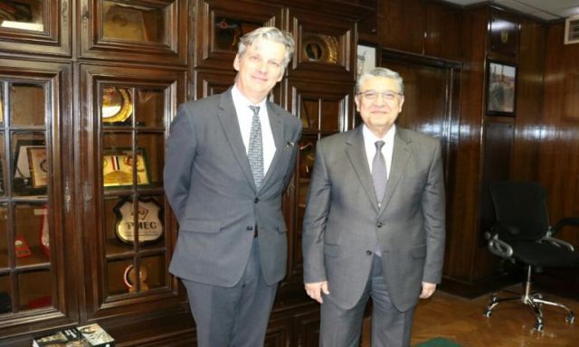 شاكر يلتقى بسفير بريطانيا فى القاهرة لبحث أوجه التعاون فى قطاع الطاقة