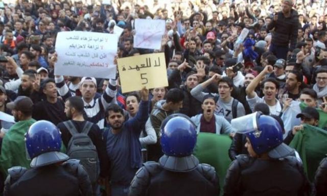 احتجاجات عارمة في الجزائر عقب إعلان ”بوتفليقة” ترشحه لولاية خامسة