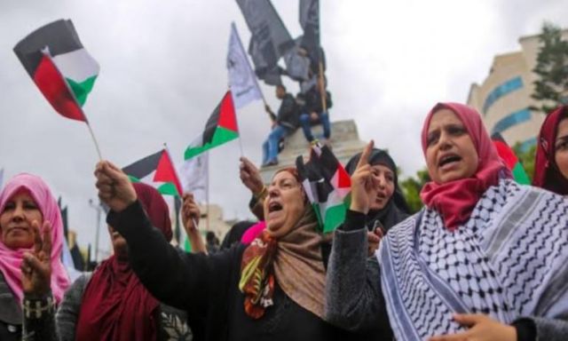 بمناسبة اليوم العالمي للمرأة.. مئات الفلسطينيات يتظاهرن وسط غزة