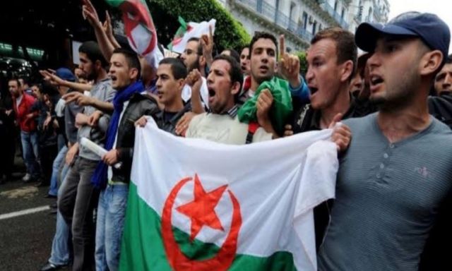 آلاف الطلبة والمعلمين يتظاهرون وسط الجزائر مطالبين برحيل بوتفليقة