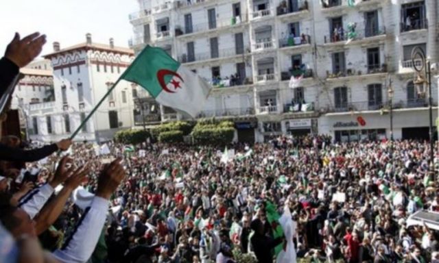 حزب جبهة التحرير الحاكم في الجزائر يعلم انضمامه لمسيرات الشعب