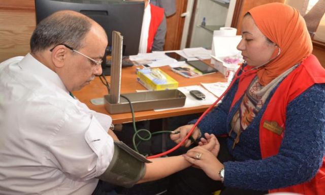 بالصور..وزير التنمية المحلية يُجري المسح الطبي بمبادرة فيروس سي