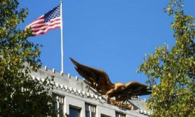 سر تغيير سفارة الولايات المتحدة الأمريكية بالقاهرة إلي اللون بالأزرق