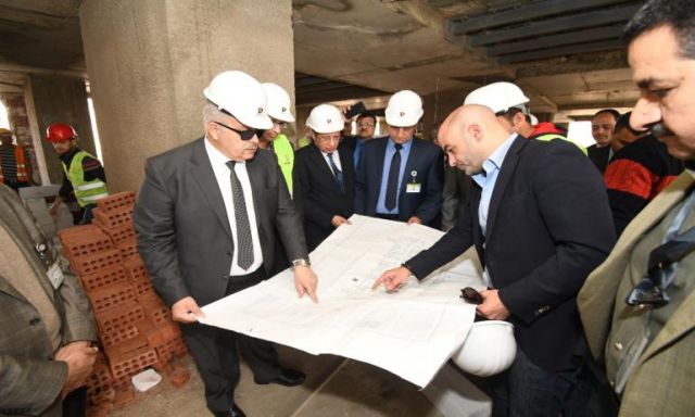 بالصور .. رئيس جامعة القاهرة يقوم بجولة بمعهد الأورام ويتابع أعمال تطوير المبنى الجنوبي