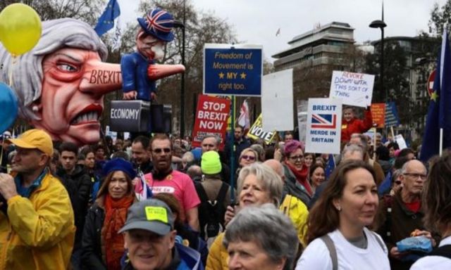 عاجل .. الآلاف يشاركون في مسيرة للمطالبة باستفتاء جديد على خروج بريطانيا من الاتحاد الأوروبي