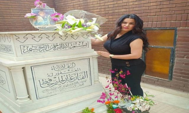 شاهد.. سما المصري تزور قبر عبد الحليم حافظ بالورود في ذكرى رحيله