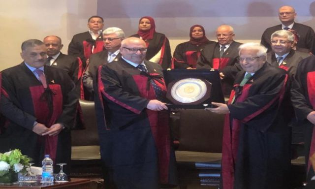 جامعة عين شمس تكرم  الدكتور ” احمد عكاشة ” لدوره في خدمةالعلم و الانسانية