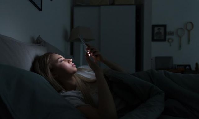 ‏‏الإفراط في قضاء الوقت أمام الهواتف بالليل يؤدي إلى اضطراب دورة النوم‏