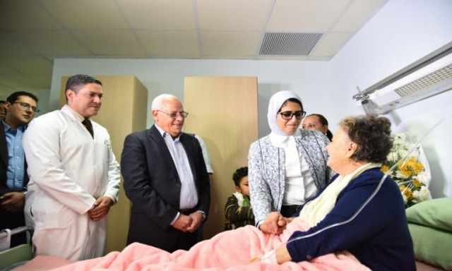 وزيرة الصحة ومحافظ بورسعيد يزوران إحدى مناضلات بورسعيد بالمستشفى العسكري للاطمئنان على حالتها الصحية