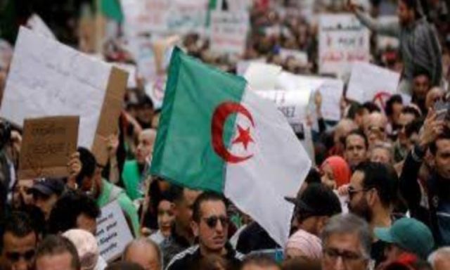 نقابات الجزائر تعلن تنفيذ إضراب عام في البلاد بداية من الأربعاء المقبل