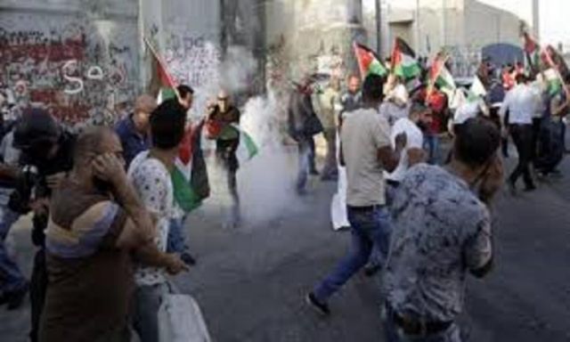 إصابة عشرات الفلسطينيين إثر قمع قوات الاحتلال مسيرات سلمية بغزة