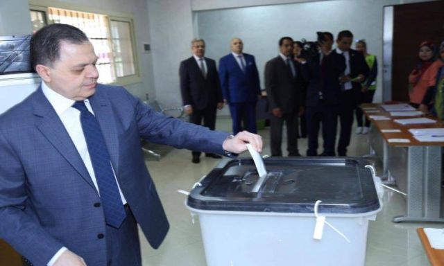 شاهد بالصور .. وزير الداخلية يدلى بصوته  فى الإستفتاء على التعديلات الدستورية