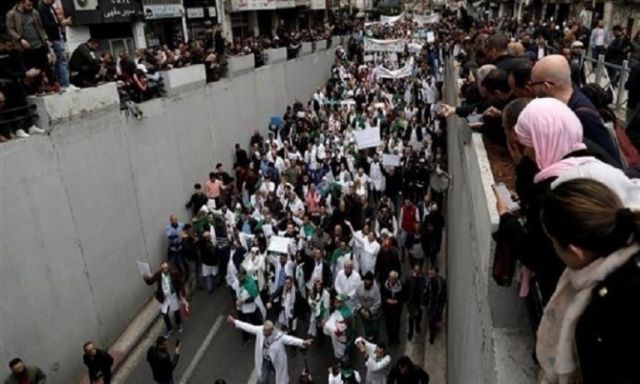 مسيرة طلاب الجزائر ترفع شعار ”يا احنا يانتوما أرحلي ياحكومة”