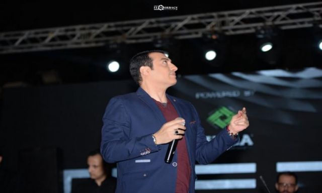 إيهاب توفيق يشعل حماس جمهور نادي جزيرة الورد بالمنصوره”