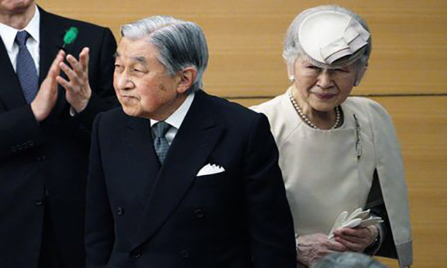 امبراطور اليابان يتنازل عن عرشه بعد ثلاثة عقود في الحكم
