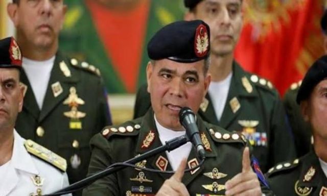 وزير الدفاع الفنزويلي يرفض محاولة الانقلاب العسكري على مادورو