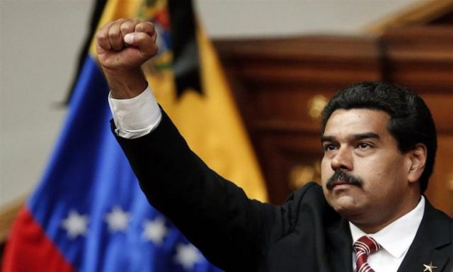 مادورو يظهر بصحبة وزير الدفاع ويدعو الشعب للتظاهر ضد ما أسماه ”انقلاب”