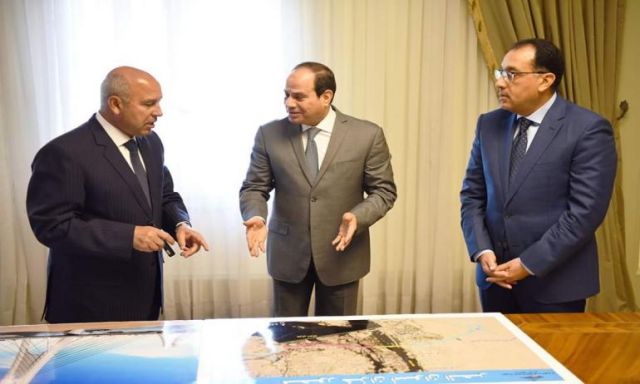 الوزير يستعرض مشروعات وزارة النقل أمام الرئيس السيسى