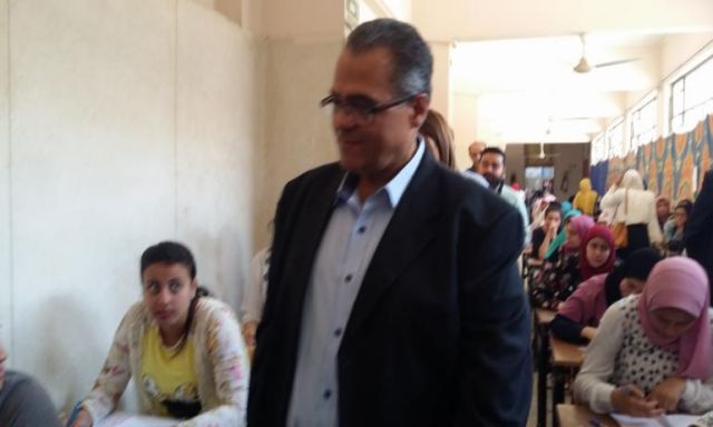 بالصور .. نائب رئيس جامعة عين شمس لشئون التعليم والطلاب يتفقد سير الامتحانات في كلية الآداب