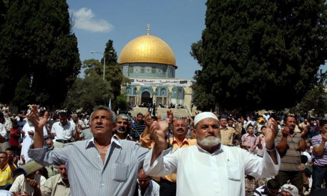 آلاف الفلسطينيين يزحفون نحو الأقصى لصلاة الجمعة الثانية في رمضان