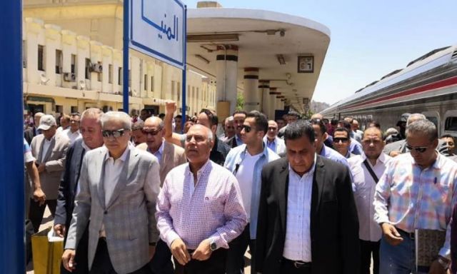 وزير النقل ومحافظ المنيا يتفقدان محطة السكة الحديد