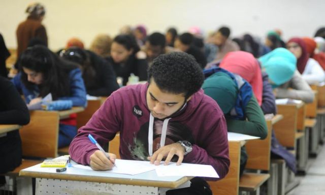 ” التابلت ” مفتحش .. طلاب الصف الأول الثانوى بالبحيرة يؤدون الامتحان ورقياً