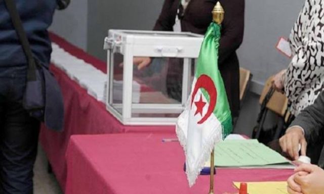 حزب جبهة التحرير الوطني الحاكم بالجزائر يدعو إلى تأجيل انتخابات الرئاسة