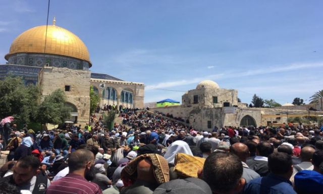 آلاف الفلسطينيين يتوافدون على المسجد الأقصى لأداء الجمعة الثالثة فى رمضان