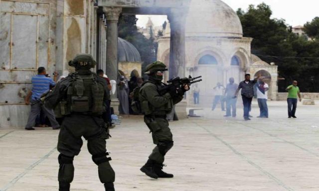 إصابة عشرات الفلسطينيين بقنابل الاحتلال لمنعهم من الصلاة في المسجد الأقصى