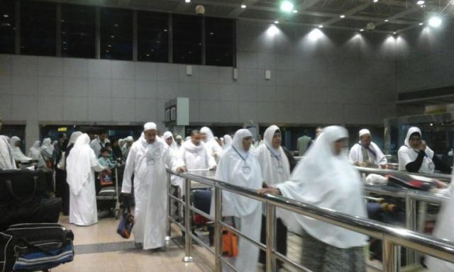 مصر للطيران تسير 14 رحلة لإعادة 3 آلاف معتمرا من السعودية