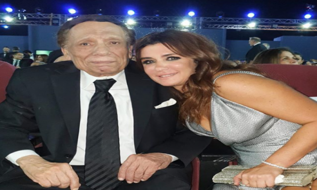 غادة عادل تنشر صورة مع عادل إمام وتعلق: زعيم الكوميديا في الوطن العربي