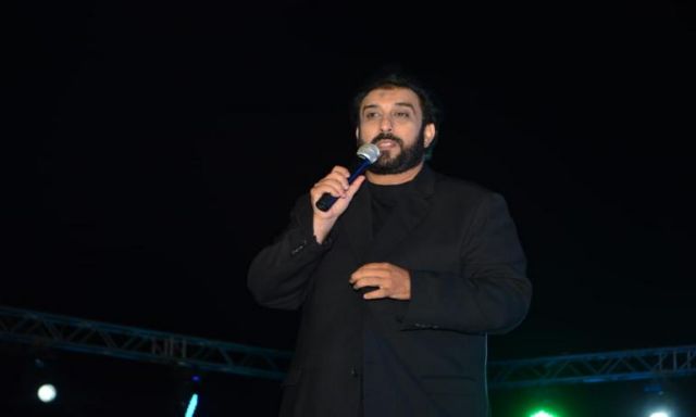 حسام حسني يغني لعدوية ودياب في حفله بالتجمع الخامس