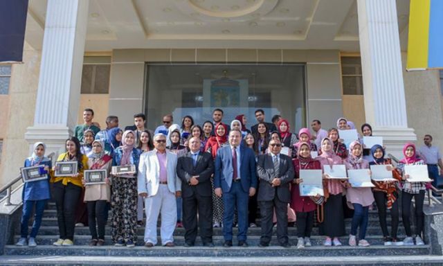 محافظ الإسكندرية يكرم أوائل الشهادة الإعدادية والطلاب الفائزين بمسابقة Intel ISEF