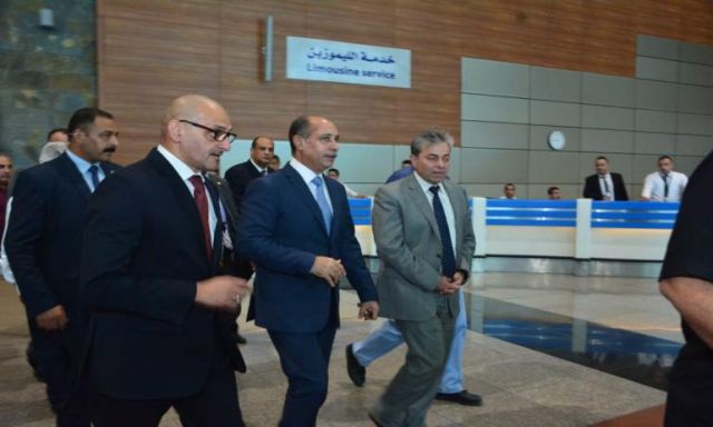 وزير الطيران المدني يتفقد مطار القاهرة